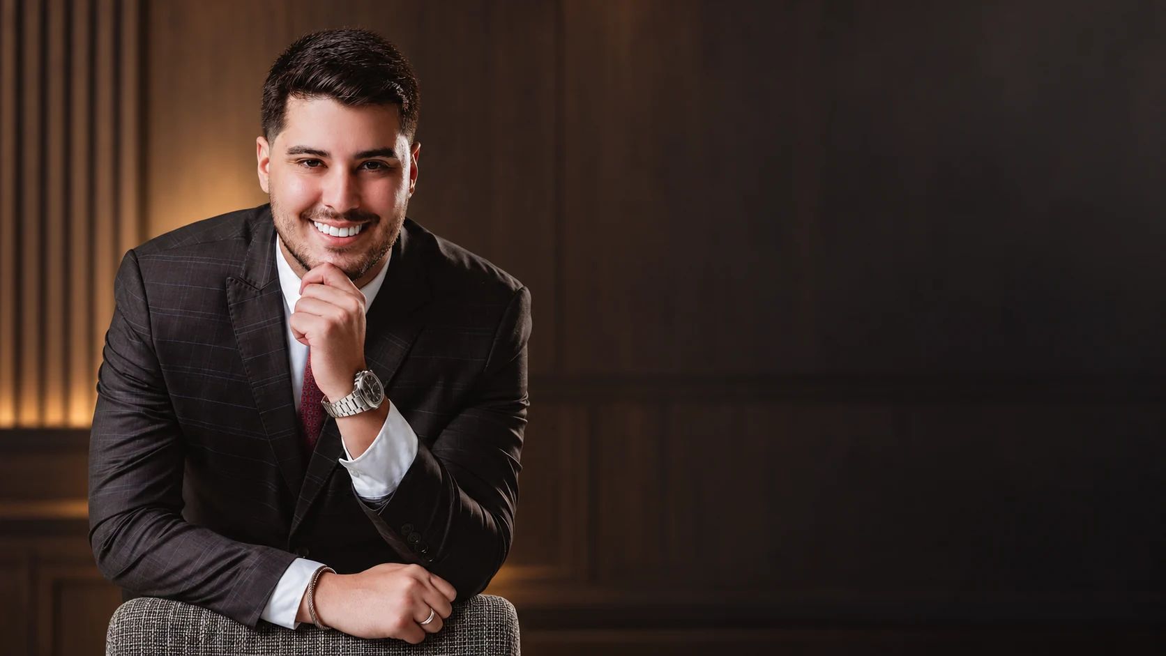 Raul Gonçalves em retrato com cenário editorial ilustrativo